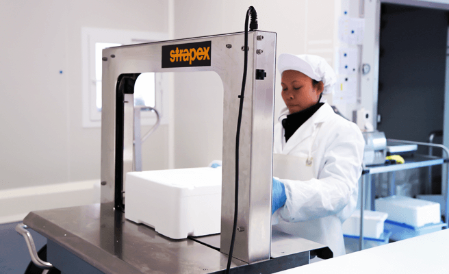 Процесс упаковки с помощью обвязочного стола Strapex SMG 25i