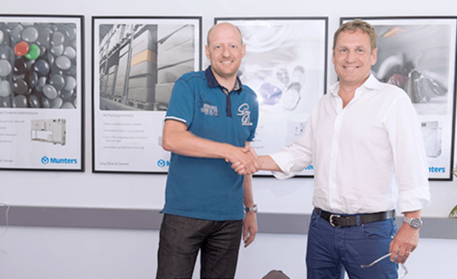 Hans-Henrik Thomsen and John Peter Leesi shaking hands after signing of the Sponsorship agreement
